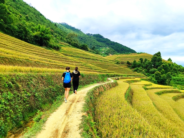 trekking Along Nam Kim river and Dinosaur Spine view